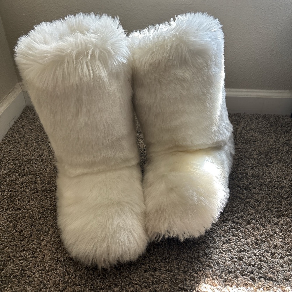 SHEIN Fluffy White Winter Boots